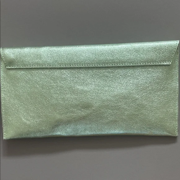 🧚‍♀️✨ Mint Green Metallic Clutch Made in Italy BENOA 🧚‍♀️✨ - Picture 3 of 9
